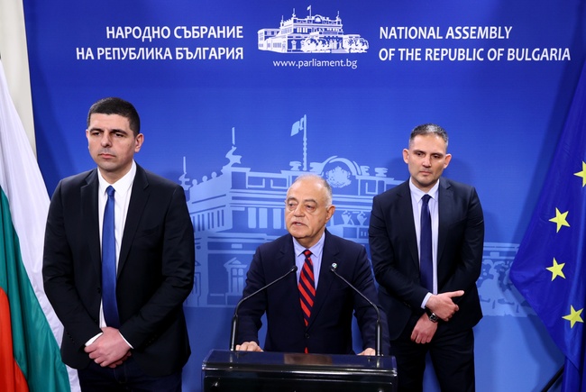 Борислав Сарафов трябва да подаде оставка заради негови твърдения в публичното пространство по случая с взрива до автомобила на главния прокукор, заяви Атанас Атанасов