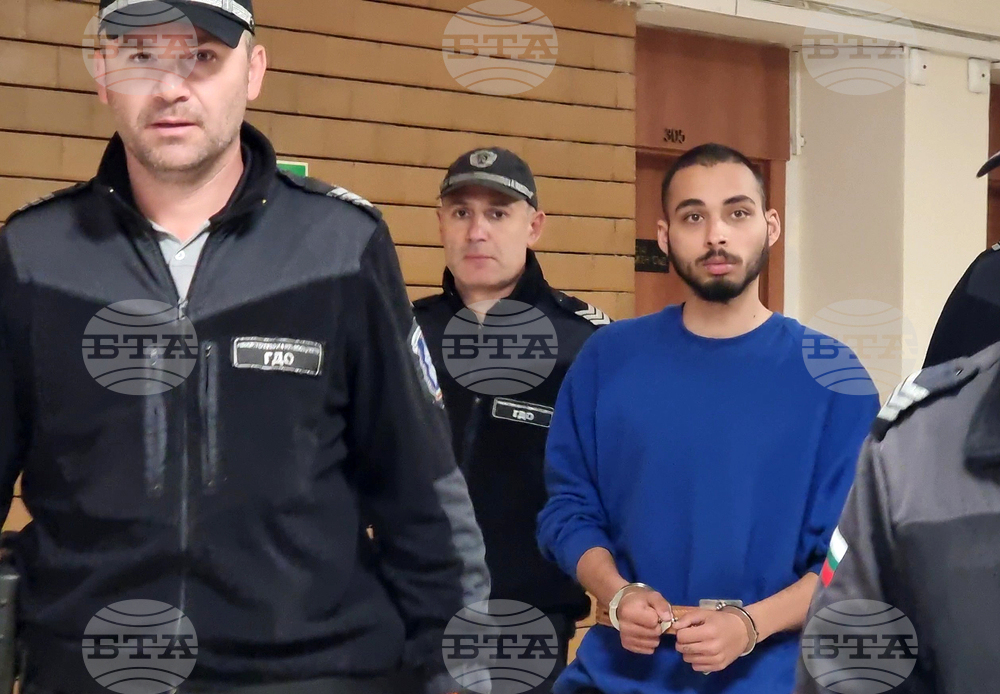 Деветнадесетгодишният младеж, обвинен в убийството на майка си, остава за постоянно в ареста
