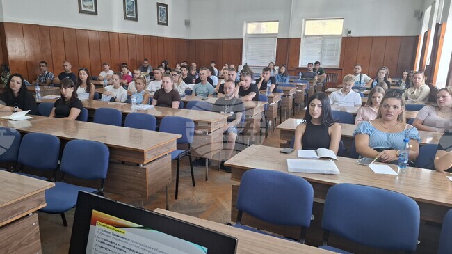 Първокурсниците на Свищовската академия в задочно обучение бяха приветствани на информационна среща