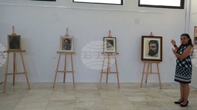 Фондация „Никола Гюзелев“ дари картини на оперния певец на Историческия музей в родния му град Павликени