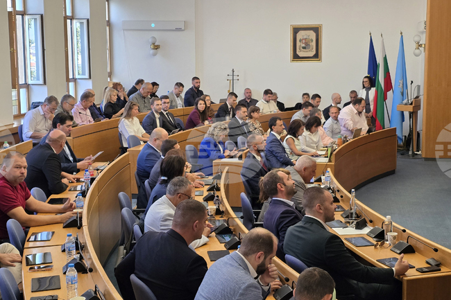 Държавата трябва да спре да третира общините според политическата окраска на кметовете им, заявиха от групата на ПП-ДБ в СОС в декларация