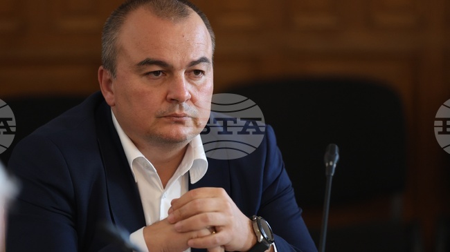 Цените на храните в магазините не се очаква да растат необосновано поне до август 2027 г., докогато действа законовата забрана, заяви министърът на земеделието