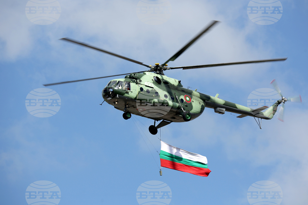Самолети и вертолети прелетяха над София във връзка с подготовката за военния парад утре