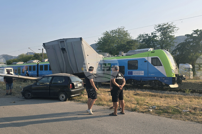 Влак е ударил тир на жп прелез преди гара Враца, движението на влаковете е спряно 