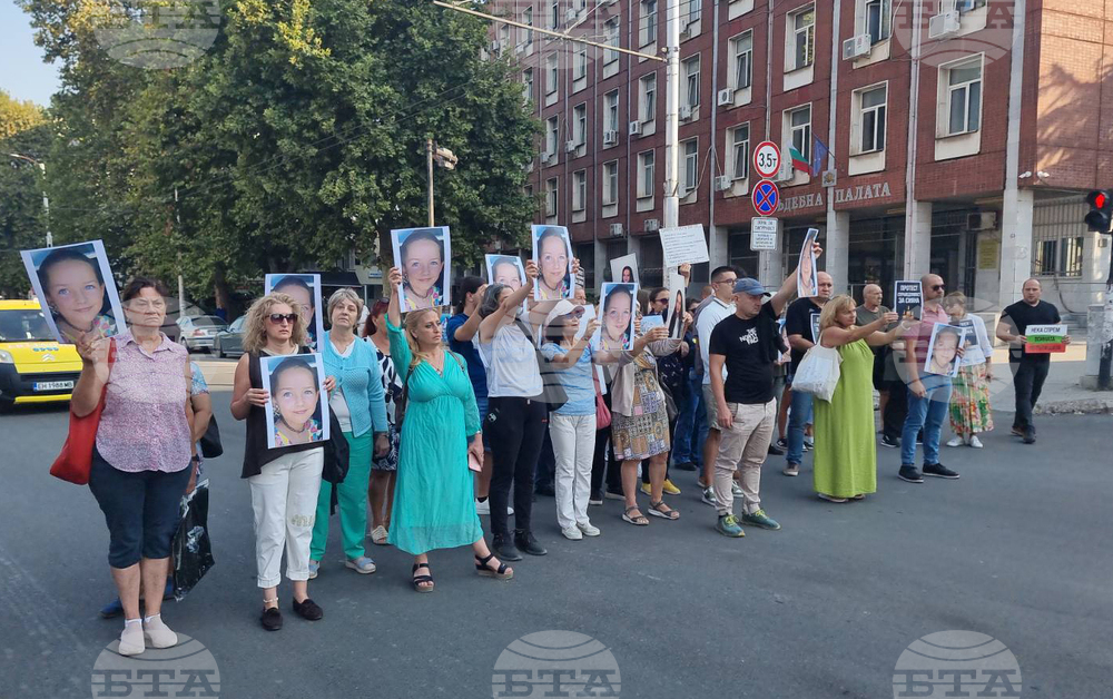 Граждани се събраха пред Съдебната палата в Плевен с искане за справедливост по делото за катастрофата, при която загина 12-годишната Сияна Попова