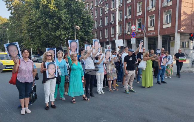 Граждани се събраха пред Съдебната палата в Плевен с искане за справедливост по делото за катастрофата, при която загина 12-годишната Сияна Попова
