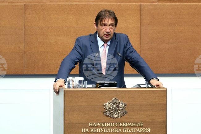 Издадени са пет заповеди за премахване на незаконни строежи край Цигов чарк, каза регионалният министър Иван Шишков 
