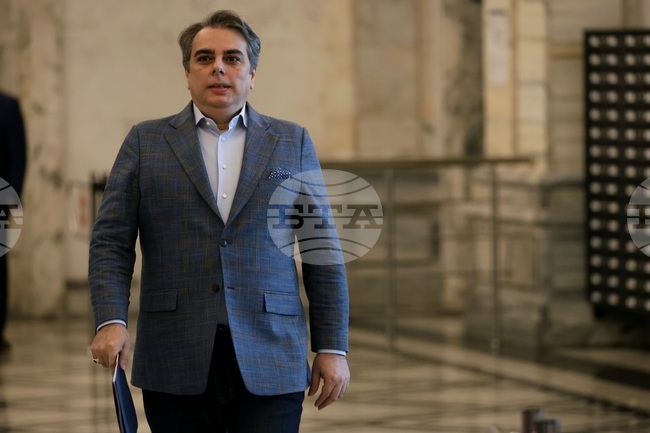 Според Асен Василев правителството трябва да действа бързо по отношение на високите цени на горивата