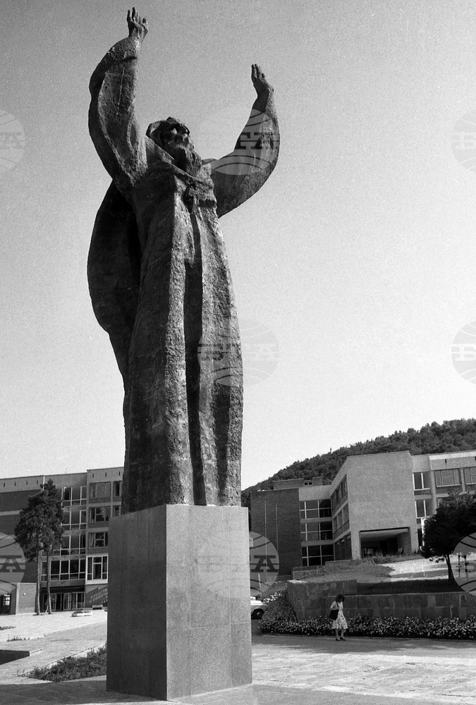 По повод 650-годишнината от рождението на Патриарх Евтимий през 1978 година във Велико Търново е открит негов паметник