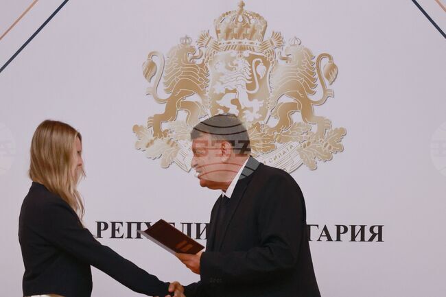 Вече започнаха много стипендиантски програми за най-добрите ученици, които имат отлични дипломи и успехи на олимпиади, каза министър Георги Вълчев