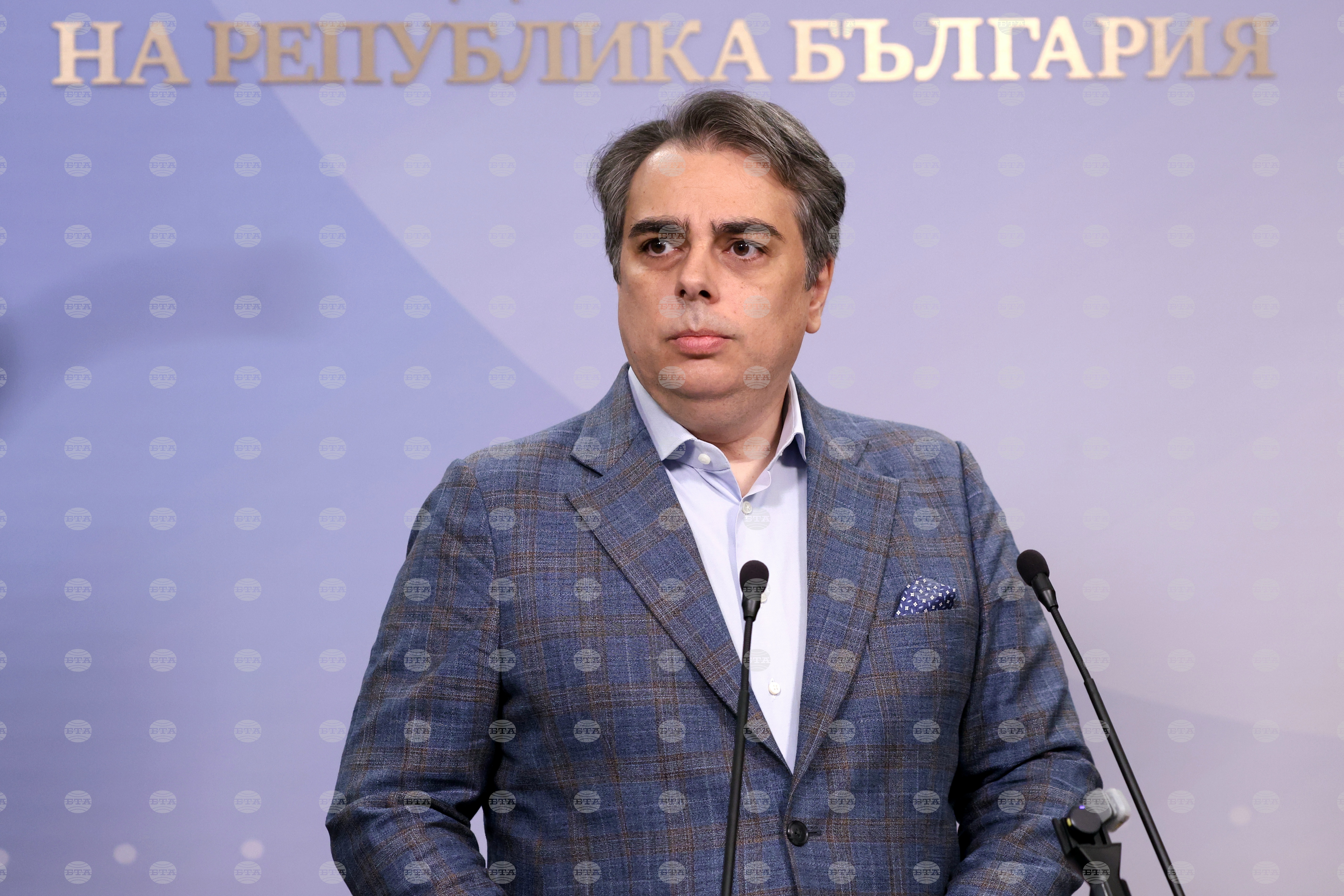 Очевидно някой в ДАНС покровителства групи, които нанасят щети на българските деца, каза депутатът от ПП Асен Василев