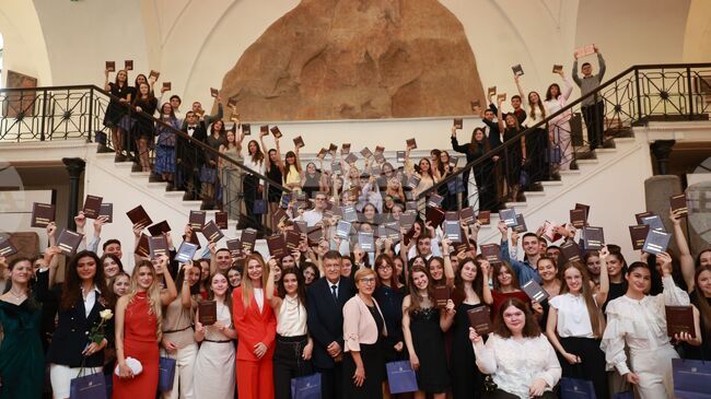 Honorary Distinctions Presented to Outstanding Secondary School Graduates