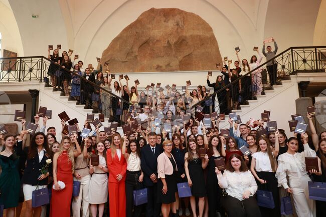 Honorary Distinctions Presented to Outstanding Secondary School Graduates