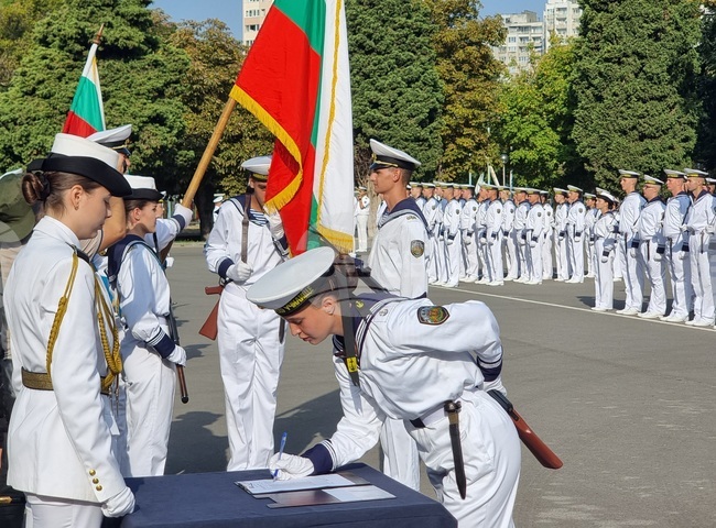 Във Военноморското училище във Варна 50 курсанти положиха военна клетва да служат и пазят род и родина 