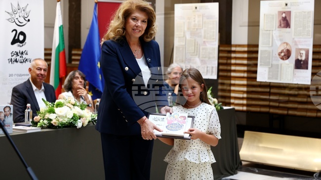 Ивея Мирева и Боян Тасев са лауреатите на тазгодишния ученически конкурс за творческо писане "Бодлите на таралежите"