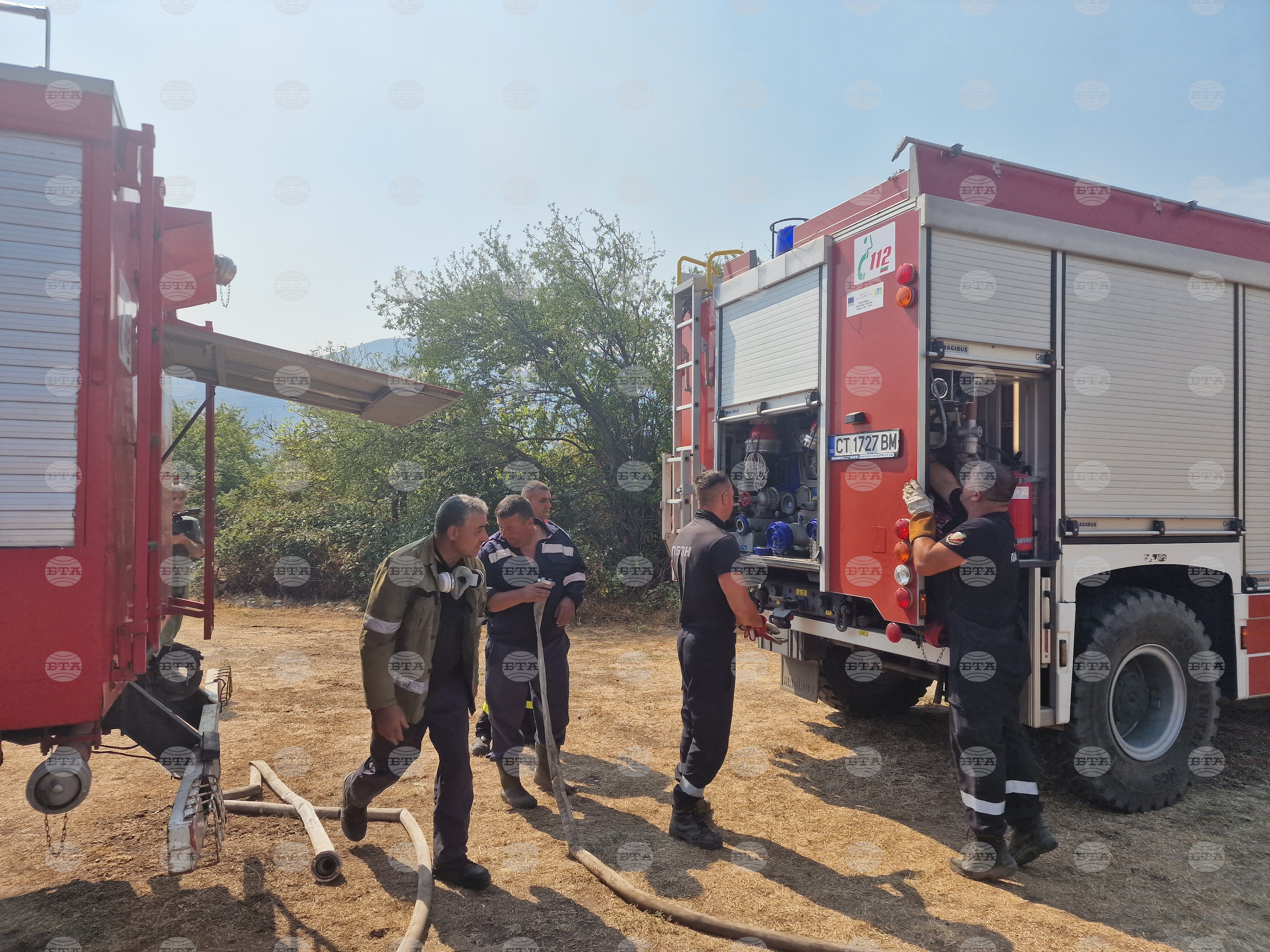 Пожар е възникнал в близост до жилищен блок в Гълъбово, огънят е овладян и няма пострадали