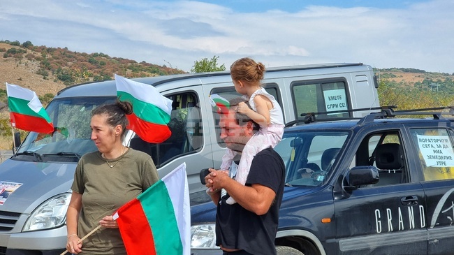 Национален протест с искане за временен мораториум върху изграждането на ветрогенератори и фотоволтаични централи в земеделски земи се състоя в Софийска област