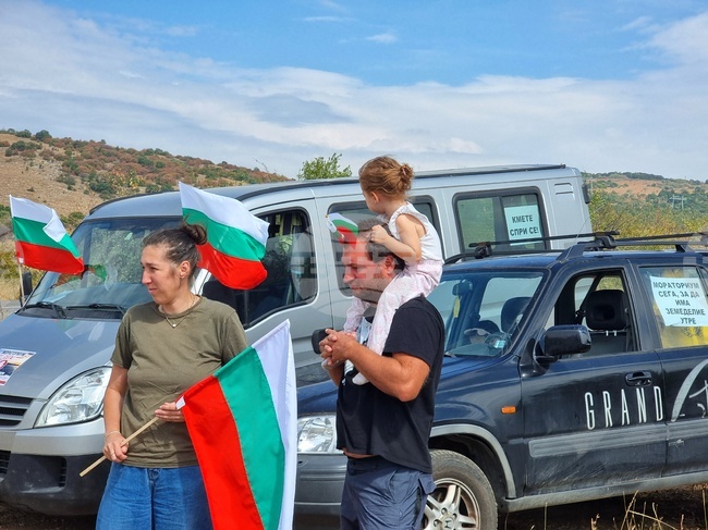 Национален протест с искане за временен мораториум върху изграждането на ветрогенератори и фотоволтаични централи в земеделски земи се състоя в Софийска област