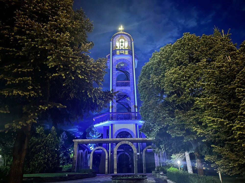 Камбанарията в Хасково засия в синьо в подкрепа на кампанията „ДАРИ ДЪХ, ДВИЖИ СЕ АКТИВНО“