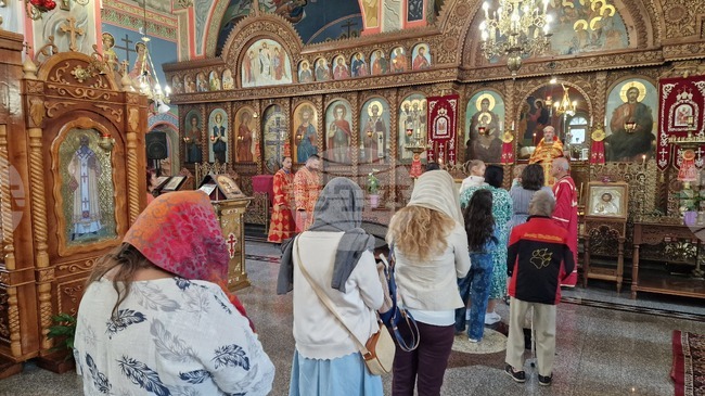 Три евангелски четива се четат тази неделя, каза в шуменския храм „Свети Три Светители" отец Красимир
