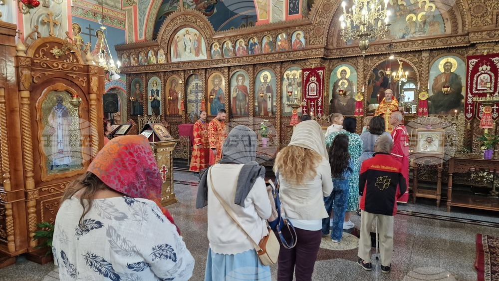 Шумен - храм „Свети Три Светители“ - неделна служба