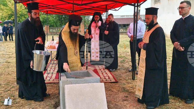 Сливенският митрополит Арсений положи основния камък на първия храм в с. Панаретовци