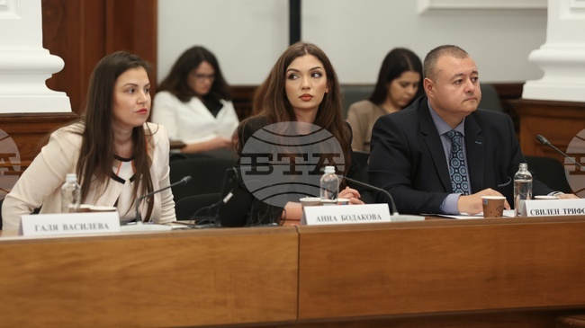 Социалните партньори обсъдиха промени в Кодекса на труда относно защитата на родители, работещи на срочен трудов договор