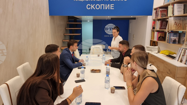 Представители на Студентския дипломатически клуб към СУ „Св. Климент Охридски” посетиха Скопие