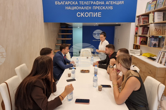 Представители на Студентския дипломатически клуб към СУ „Св. Климент Охридски” посетиха Скопие