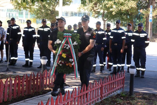 С поднасяне на венци и цветя в Русе почетоха паметта на загиналите пожарникари