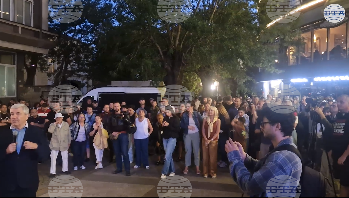 Протест в защита на отстранения водещ на предаването „История.БГ“ Георги Ангелов се състоя пред БНТ