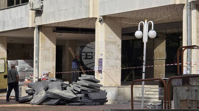 Паднала е част от изолацията на сутерена на бившия партиен дом в Добрич, който беше саниран през лятото