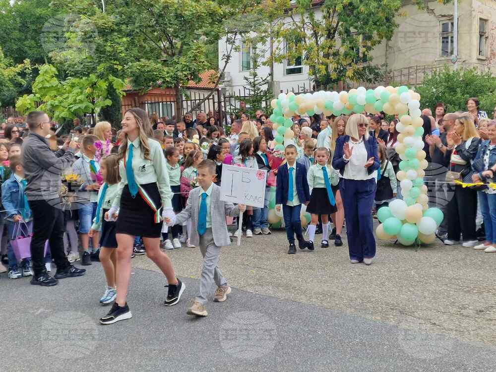 Близо 700 ученици от СУРИЧЕ „Д-р Петър Берон“ в Перник ще спортуват в нов физкултурен салон
