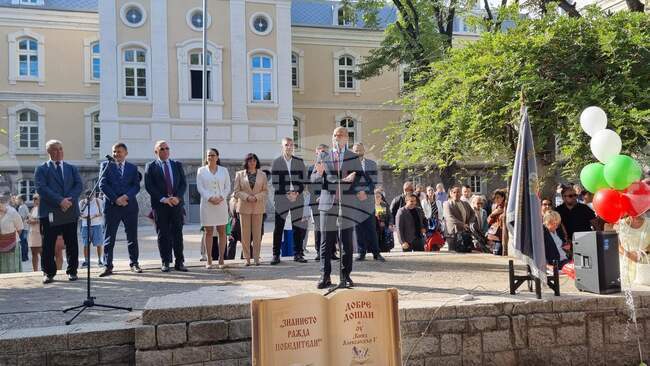 Кметът на Пловдив Костадин Димитров откри новата учебна година в Хуманитарната гимназия „Св. св. Кирил и Методий“