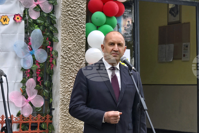 Всеки българин и всяко дете в малките населени места има право на равен достъп до качествено образование, каза премиерът Румен Радев