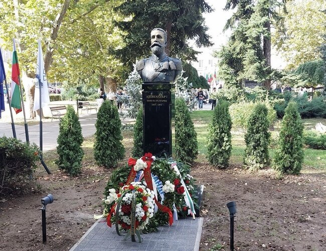 Президентът Илияна Йотова и кметът Пенчо Милков откриха в Русе бюст-паметник на княз Александър I 