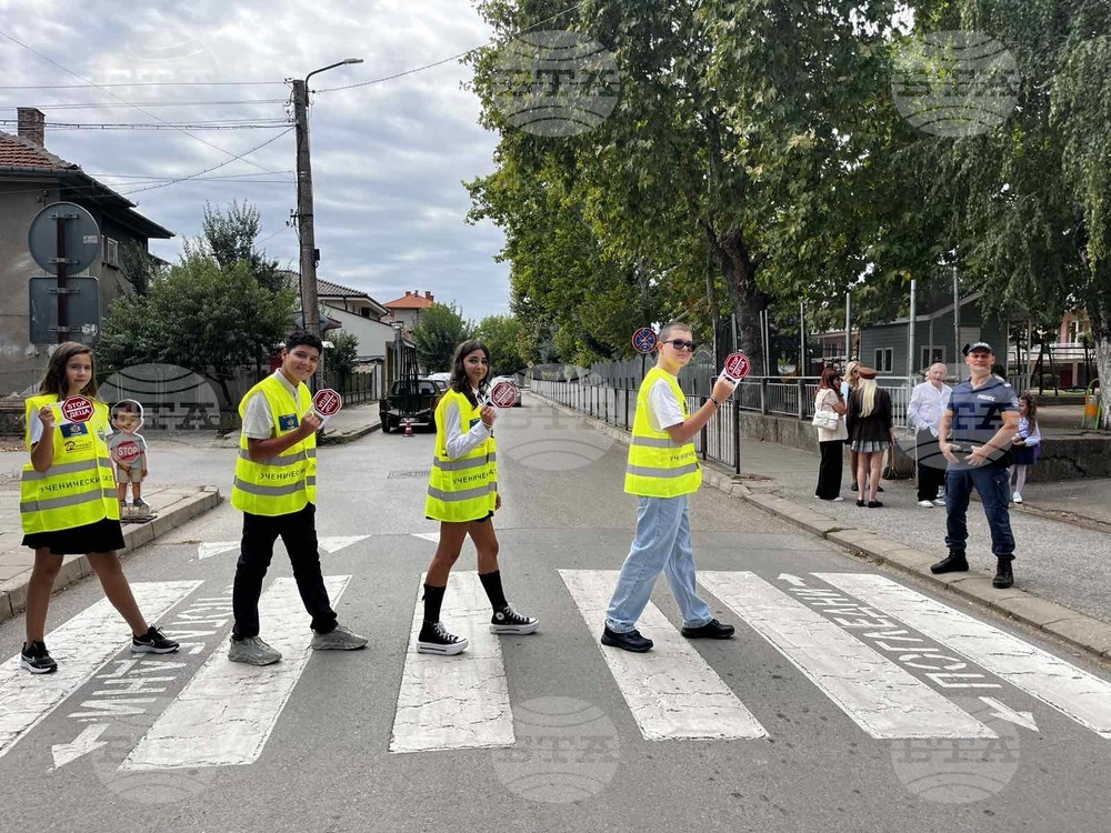 Ученици от ОУ „Иван Вазов“ в Монтана раздадоха листовки на шофьори в първия учебен ден по инициативата „Бъдещето на пътя“