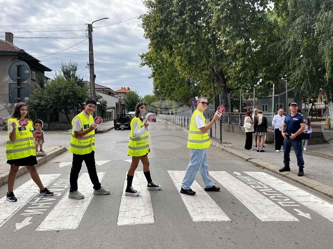 Ученици от ОУ „Иван Вазов“ в Монтана раздадоха листовки на шофьори в първия учебен ден по инициативата „Бъдещето на пътя“