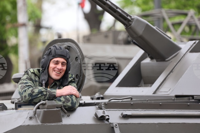 Ден на храбростта и празник на Българската армия - празник - военна техника 