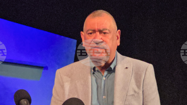 Държавният куклен театър „Дора Габе“ в Добрич ограничава създаването на нова продукция, каза директорът Петър Петков 