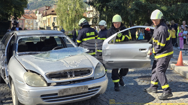 Пожарникари от Гоце Делчев демонстрираха разрязване на автомобил по повод Седмицата на пожарната безопасност