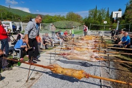 Село Паталеница - Гергьовден - празник - печени агнета