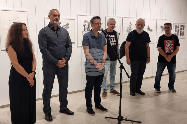 Творби на 15 автори представят класическа литография в изложбата „Графично – интимно”, открита в Ямбол