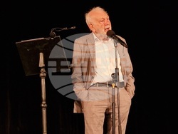 Ицко Финци представя пред публика новата си книга-албум „В София, каквато беше“, в Малък градски театър „Зад канала“, снимки – Даниел Димитров/ БТА