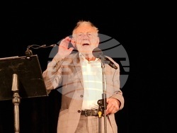 Ицко Финци представя пред публика новата си книга-албум „В София, каквато беше“, в Малък градски театър „Зад канала“, снимки – Даниел Димитров/ БТА