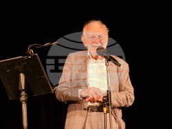 Ицко Финци представя пред публика новата си книга-албум „В София, каквато беше“, в Малък градски театър „Зад канала“, снимки – Даниел Димитров/ БТА