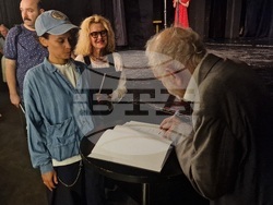 Ицко Финци представя пред публика новата си книга-албум „В София, каквато беше“, в Малък градски театър „Зад канала“, снимки – Даниел Димитров/ БТА