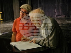 Ицко Финци представя пред публика новата си книга-албум „В София, каквато беше“, в Малък градски театър „Зад канала“, снимки – Даниел Димитров/ БТА