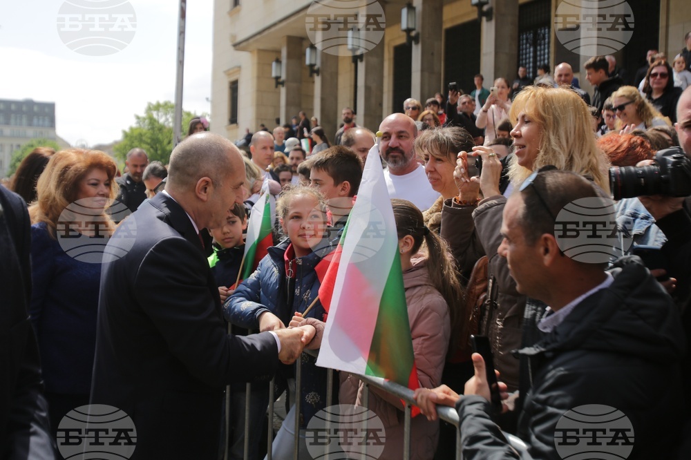 Ден на храбростта и празник на Българската армия - военен парад - президент - граждани