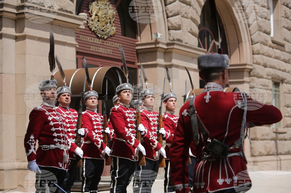 Тържествена смяна на почетния гвардейски караул